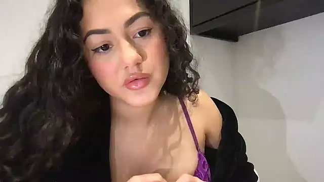 Alyiahdolll – webcam-show