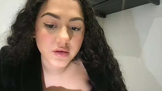 Show modela Alyiahdolll na web-kameri