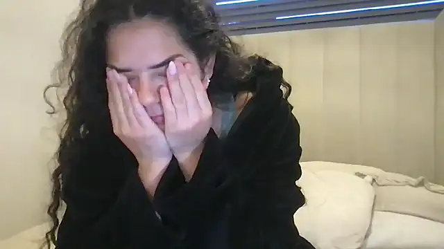 Alyiahdolll webcam show
