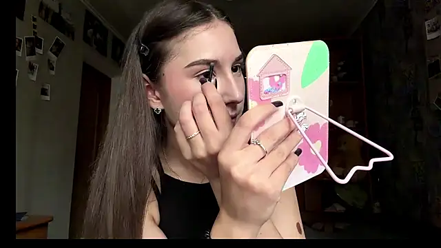 XXX chat uživo modela KittyNoSkirty