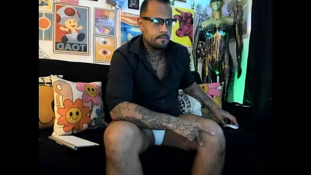 Show modela nomisnauj na web-kameri
