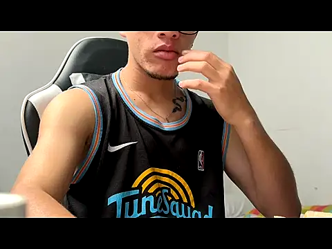 Edward_2709 Show in webcam