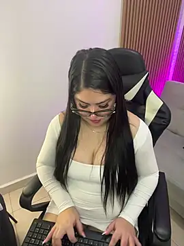 AlmaRosales' Live Chat Room