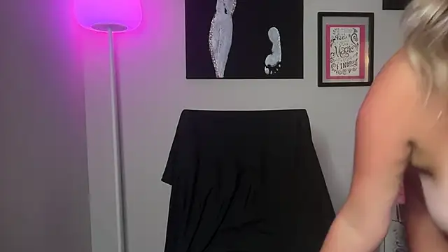 הופעת וובקאם של MissNaughtyBlonde