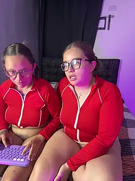 Annie_and_Raveenn Show in webcam