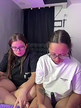 Annie_and_Raveenn's Webcam Show