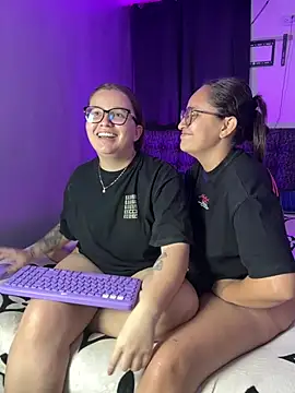 Annie_and_Raveenn Pertunjukan Webcam