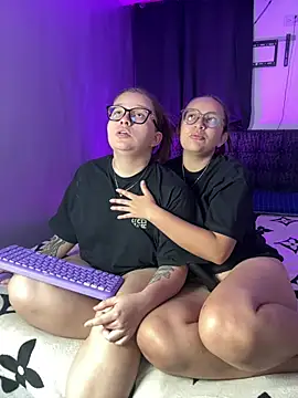 Annie_and_Raveenn Show in webcam