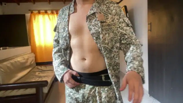 _Leo_Boy: διαδικτυακό σόου στην κάμερα