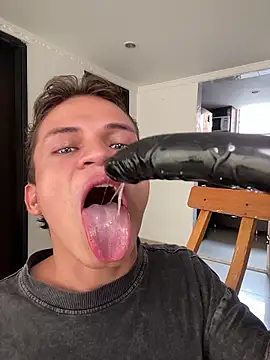 Pokazy przed kamerką – _Leo_Boy