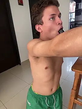 Pokazy przed kamerką – _Leo_Boy