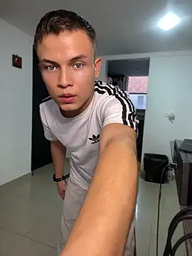 _Leo_Boy: διαδικτυακό σόου στην κάμερα