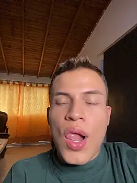 _Leo_Boy Adlı Modelin Web Kamerası Şovu