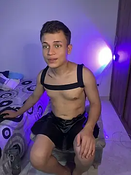 _Leo_Boy: διαδικτυακό σόου στην κάμερα