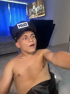 _Leo_Boy: διαδικτυακό σόου στην κάμερα