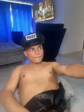 _Leo_Boy: διαδικτυακό σόου στην κάμερα