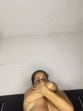Arabic__Titsbig: διαδικτυακό σόου στην κάμερα