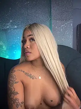 riri_brunnete élő XXX-chatje