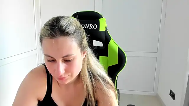 Show modela MissLunariaa na web-kameri