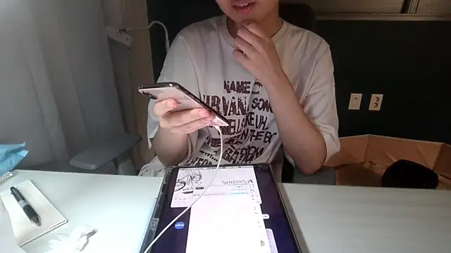 Cockoroach3333 网络视讯表演