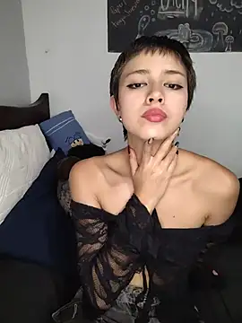 Vickyinloveee Show in webcam