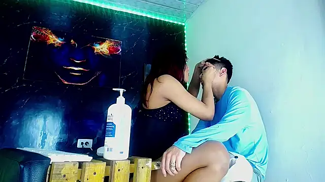LuxeCouple webcam show