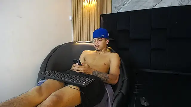 Bastian_Fox_: διαδικτυακό σόου στην κάμερα