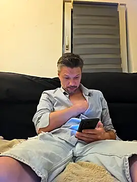 tomek84: διαδικτυακό σόου στην κάμερα