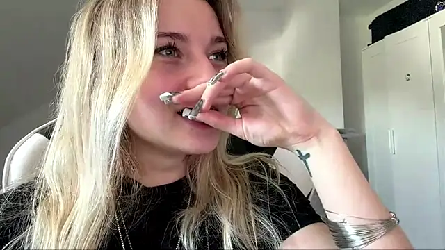 tutsiecutie's Webcam Show