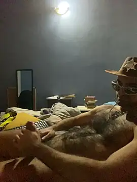 Pokazy przed kamerką – HairybutHorny