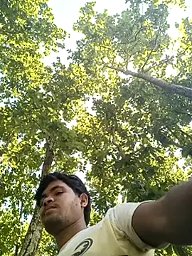 Pokazy przed kamerką – DesiBoy_Live