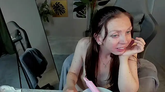 EmilyStevart Adlı Modelin Canlı XXX Sohbeti