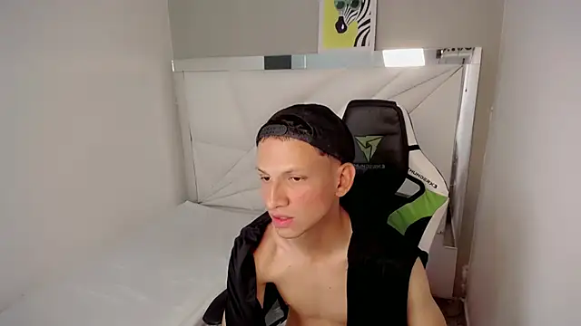 Luca_twinkk Show in webcam