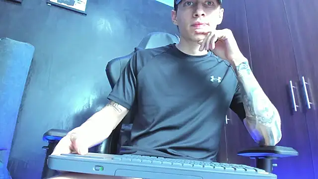 Enzo_Maserati webcam show