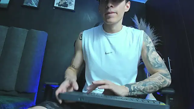 Enzo_Maserati Show in webcam