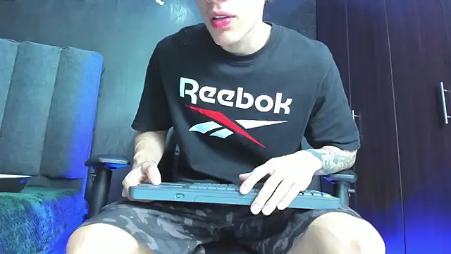 Show modela Enzo_Maserati na web-kameri