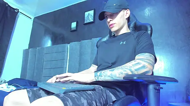 Show modela Enzo_Maserati na web-kameri