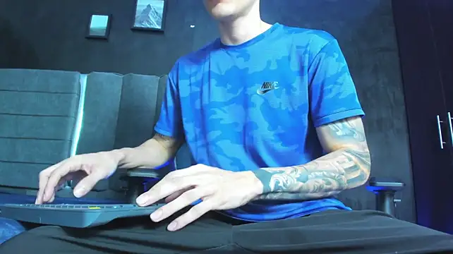 Show modela Enzo_Maserati na web-kameri