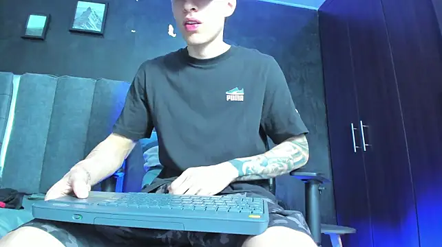 Show modela Enzo_Maserati na web-kameri