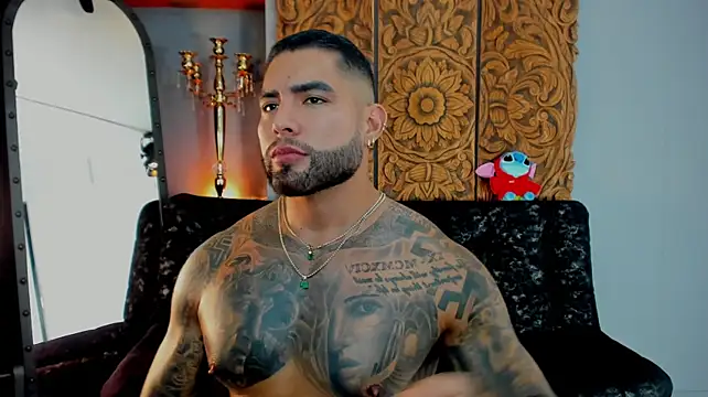 Aaron_Vega Show in webcam