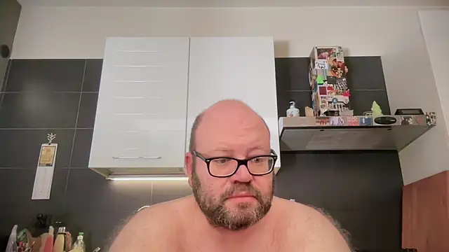Show modela theitalianbear na web-kameri