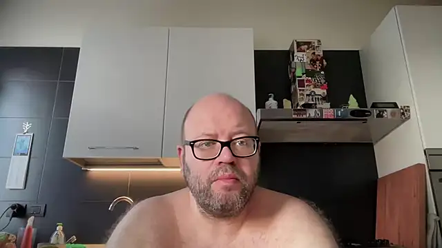 Show modela theitalianbear na web-kameri