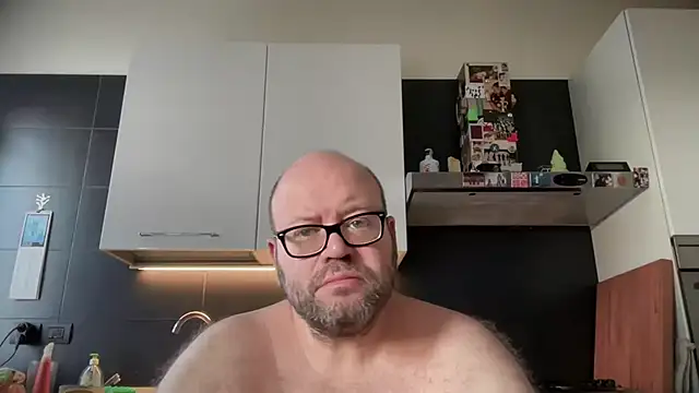 Show modela theitalianbear na web-kameri