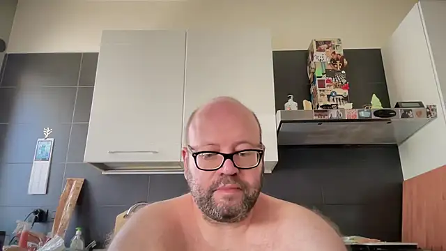 Show modela theitalianbear na web-kameri