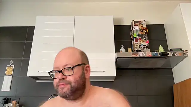 Show modela theitalianbear na web-kameri