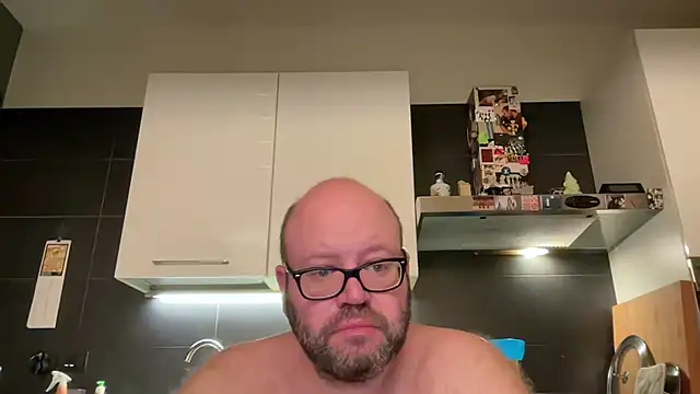 Show modela theitalianbear na web-kameri