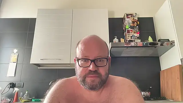 Show modela theitalianbear na web-kameri