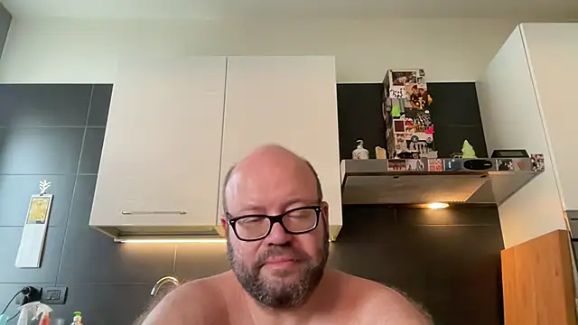 Show modela theitalianbear na web-kameri