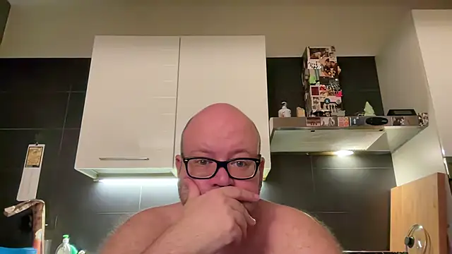 Show modela theitalianbear na web-kameri
