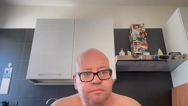 Show modela theitalianbear na web-kameri